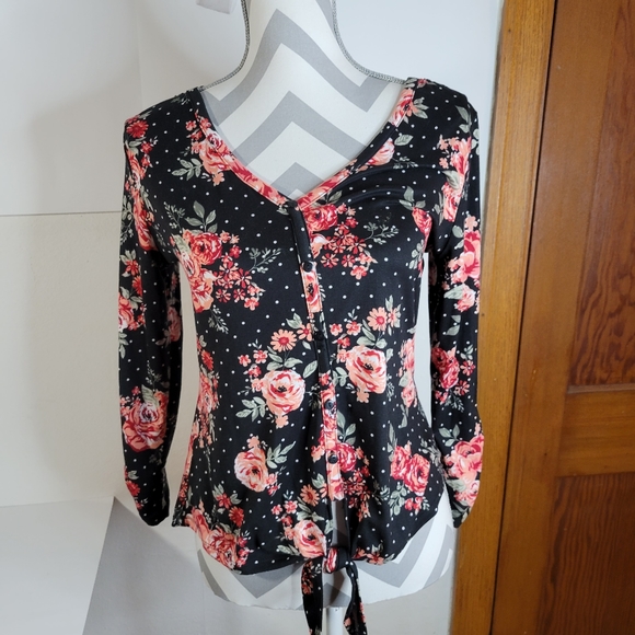 Womans no boundaries Floral and Black Knit top Tie front Lace Back Size Small - Picture 3 of 13